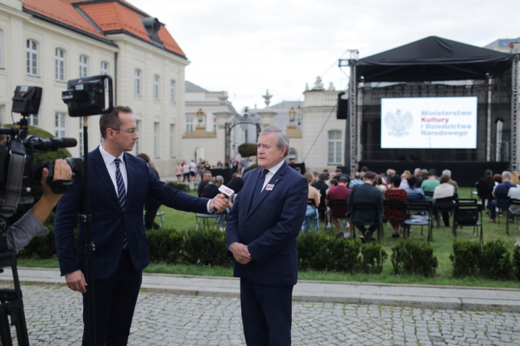 Warszawa, 01.08.2022. Wicepremier, minister kultury Piotr Gliński (C) na premierze filmu „Walcząca” w reżyserii Krzysztofa Łukaszewicza, 1 bm. na terenie siedziby MKiDN w Warszawie. W stolicy trwają obchody 78. rocznicy Powstania Warszawskiego - wystąpienia zbrojnego przeciwko okupującym Warszawę wojskom niemieckim, zorganizowanego przez Armię Krajową. Fot. PAP/A. Zawada