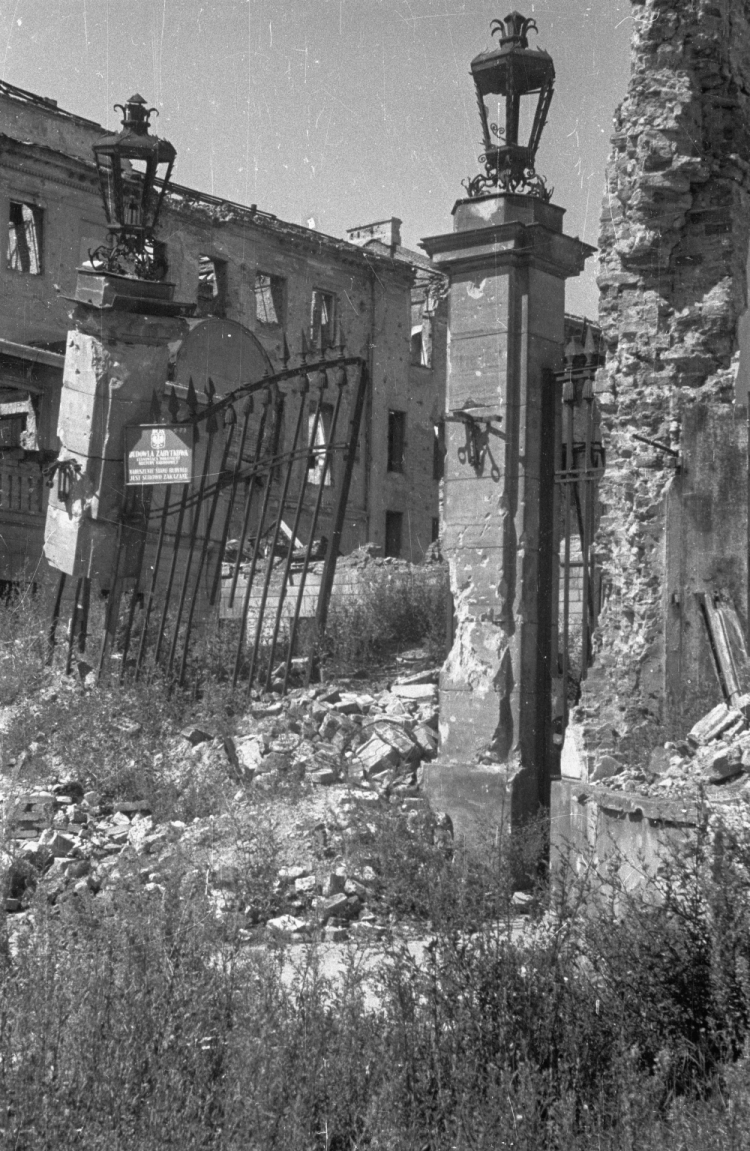 Warszawa, 1946 r. Zniszczony Pałac Blanka przy ul. Senatorskiej. Fot. PAP-CAF