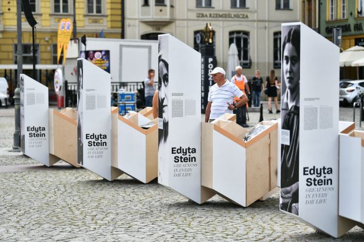 Wrocław, 08.08.2022. Otwarcie wystawy „Edyta Stein - wielkość w codzienności” na placu Solnym we Wrocławiu. Trwają obchody 80. rocznicy śmierci Edyty Stein. FOT. PAP/M. Kulczyński