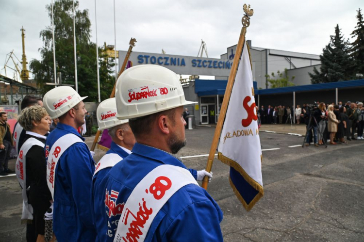 Szczecin, 30.08.2022. Obchody 42. rocznicy podpisania Porozumień Sierpniowych i powstania NSZZ „Solidarność” przy Bramie Stoczni Szczecińskiej. Fot. PAP/M. Bielecki