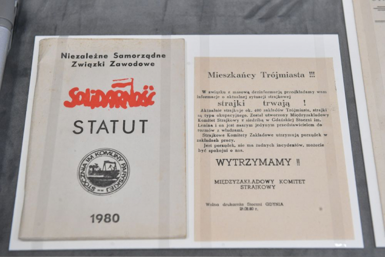 Warszawa, 30.08.2022. Prezentacja nieznanych archiwaliów podczas konferencji pt. „Gdzie zaginęły słynne Porozumienia Sierpniowe? Prezentacja nieznanych archiwaliów, dyskusja i podsumowanie wiedzy” w siedzibie Archiwum Akt Nowych w Warszawie. Fot. PAP/R. Pietruszka 