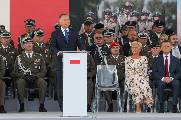 Prezydent RP Andrzej Duda (2L), pierwsza dama Agata Kornhauser-Duda (2P), minister obrony narodowej Mariusz Błaszczak (P) i dowódca operacyjny Rodzajów Sił Zbrojnych gen. broni Tomasz Piotrowski (L) podczas uroczystej odprawy wart przed Grobem Nieznanego Żołnierza w Warszawie. Fot. PAP/P. Supernak