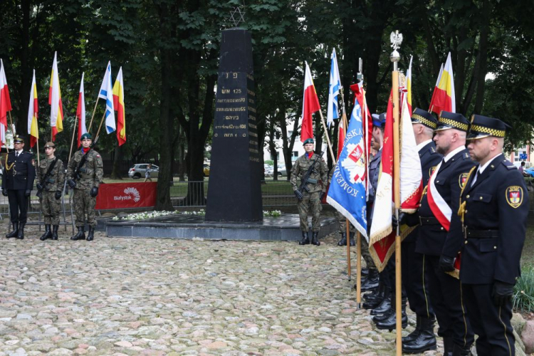 Białystok, 16.08.2022. Uroczystość w 79. rocznicę powstania w Getcie Białostockim, 16 bm. przy pomniku Bohaterów Getta na Placu Mordehaja Tenenbauma w Białymstoku. Fot. PAP/A. Reszko