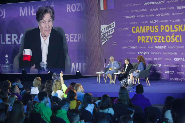 lsztyn, 31.08.2022. Uczestniczki Powstania Warszawskiego Wanda Traczyk-Stawska (w tle,C), Anna Przedpełska-Trzeciakowska (w tle,L) i prowadząca, wiceprezydent Warszawy Aldona Machnowska-Góra (w tle,P) uczestniczą w Olsztynie, 31m. w Campusie Polska Przyszłości. Fot. PAP/T. Waszczuk 