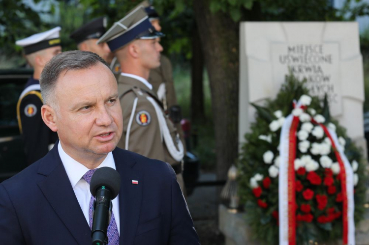 Warszawa, 01.08.2022. Prezydent Andrzej Duda złożył wieniec przed tablicą poświęconą 4000 uczestnikom powstania oraz mieszkańcom Woli w Warszawie, 1 bm. W stolicy trwają obchody 78. rocznicy Powstania Warszawskiego - wystąpienia zbrojnego przeciwko okupującym Warszawę wojskom niemieckim, zorganizowanego przez Armię Krajową. Fot. PAP/P. Supernak