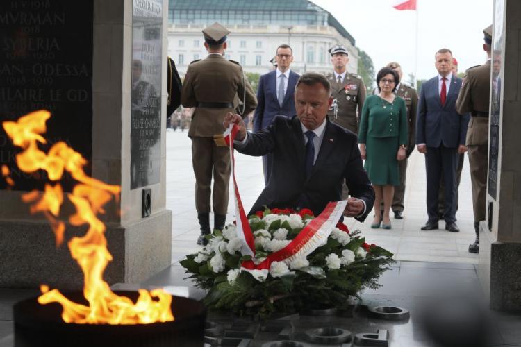 Warszawa, 15.08.2022. Prezydent RP Andrzej Duda (C-front), minister obrony narodowej Mariusz Błaszczak (P), premier Mateusz Morawiecki (2L) i marszałek Sejmu Elżbieta Witek (2P) składają wieniec po uroczystej odprawie wart przed Grobem Nieznanego Żołnierza w Warszawie. Trwają obchody Święta Wojska Polskiego i 102. rocznicy zwycięstwa nad bolszewikami w Bitwie Warszawskiej. Fot. PAP/P. Supernak