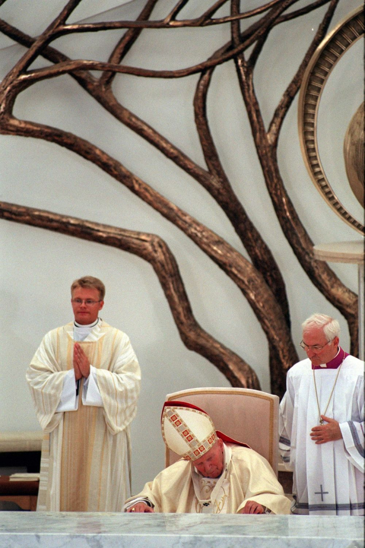 Łagiewniki, 17.08.02. Papież Jan Paweł II podczas mszy świętej odprawionej w Sanktuarium Bożego Miłosierdzia w Łagiewnikach. Z prawej: mistrz ceremonii papieskich Piero Marini. Fot. PAP/T. Gzell