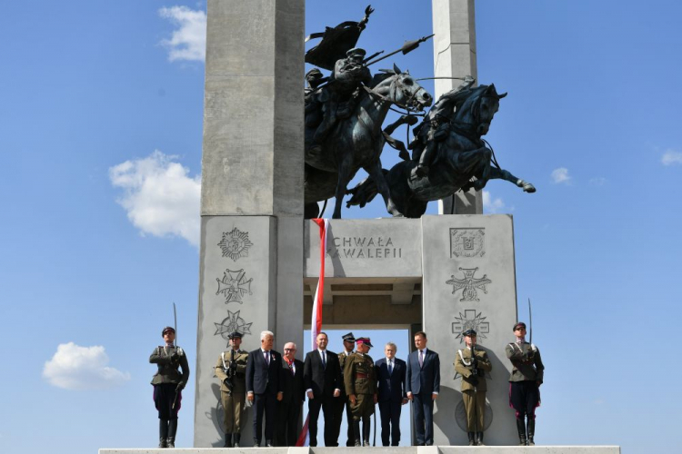 Wicepremier, minister kultury i dziedzictwa narodowego Piotr Gliński (4P), wicepremier, minister obrony narodowej Mariusz Błaszczak (3P), poseł PiS Sławomir Zawiślak (3L) oraz prezes Instytutu Pamięci Narodowej Karol Nawrocki (5L) podczas uroczystości odsłonięcia Pomnika Chwały Kawalerii i Artylerii Konnej w Wolicy Śniatyckiej. Fot. PAP/W. Jargiło