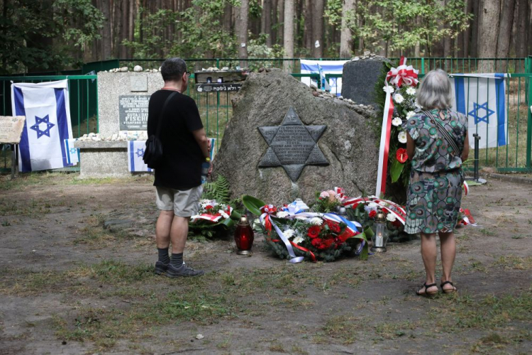 Uroczystości przed „Miejscem Pamięci” w Lesie Łopuchowskim w 81. rocznicę zagłady tykocińskich Żydów. Fot. PAP/A. Reszko