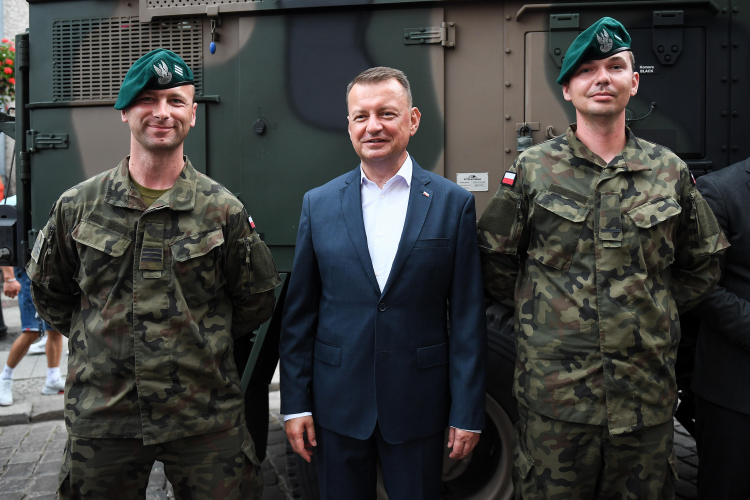 Wicepremier, minister obrony narodowej Mariusz Błaszczak (C) uczestniczy na Starym Mieście w Elblągu w pikniku wojskowym z racji Święta Wojska Polskiego i 102. rocznicy zwycięstwa nad bolszewikami w Bitwie Warszawskiej. Fot. PAP/M. Gadomski