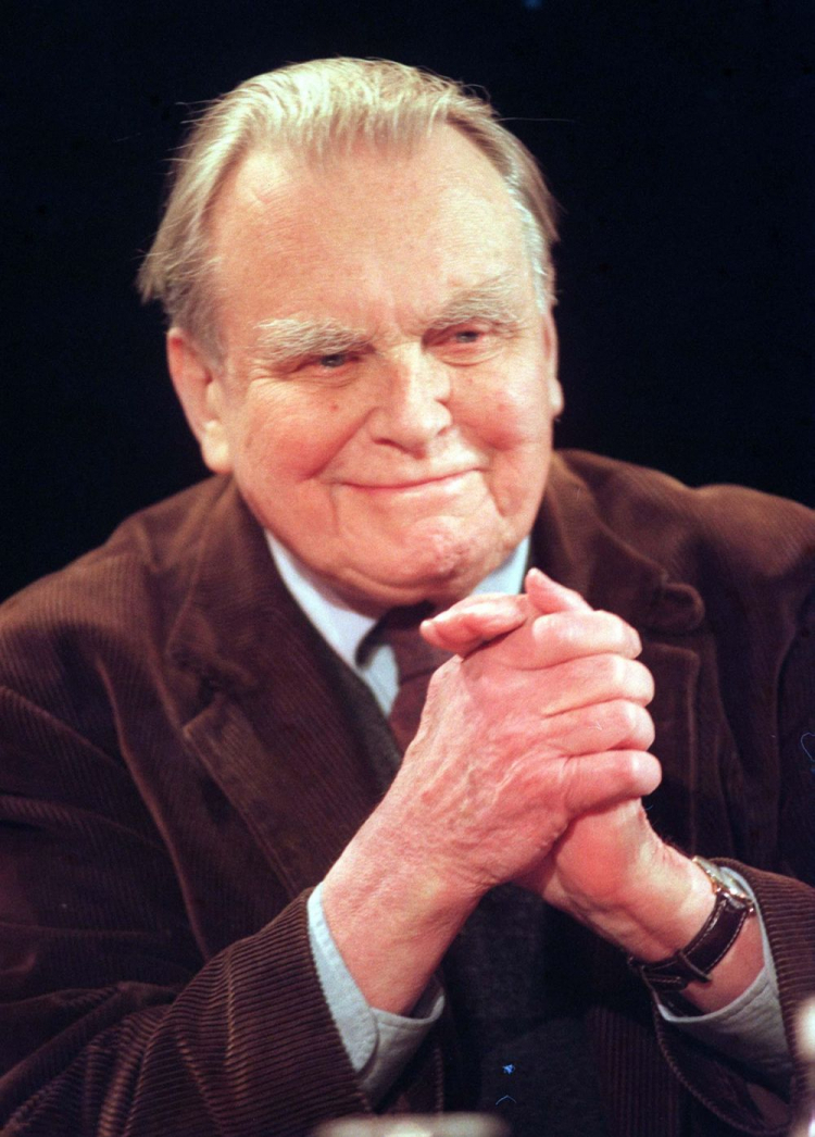 Warszawa, 28.06.2001. Zdjęcie archiwalne z 1998 r. Czesław Miłosz – laureat Nagrody Nobla w dziedzinie literatury, jeden z najwybitniejszych współczesnych poetów i eseistów. Fot. PAP/ T. Gzell 