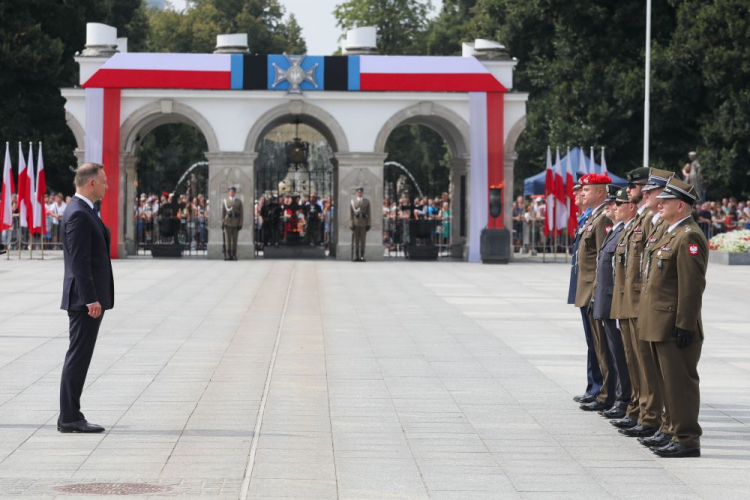 Warszawa, 15.08.2022. Prezydent RP Andrzej Duda (L) wręcza nominacje generalskie podczas uroczystej odprawy wart przed Grobem Nieznanego Żołnierza w Warszawie, 15 bm. Trwają obchody Święta Wojska Polskiego i 102. rocznicy zwycięstwa nad bolszewikami w Bitwie Warszawskiej. Fot. PAP/P. Supernak