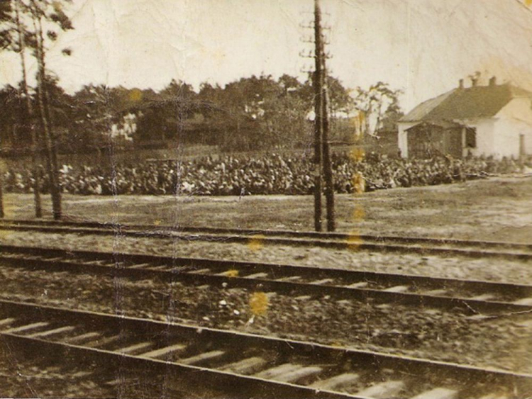 Żydzi na bocznicy kolejowej w Otwocku przed transportem do niemieckiego obozu zagłady w Treblince. 19.08.1942. Fot. z archiwum Żydowskiego Instytutu Historycznego. Źródło: Wikimedia Commons