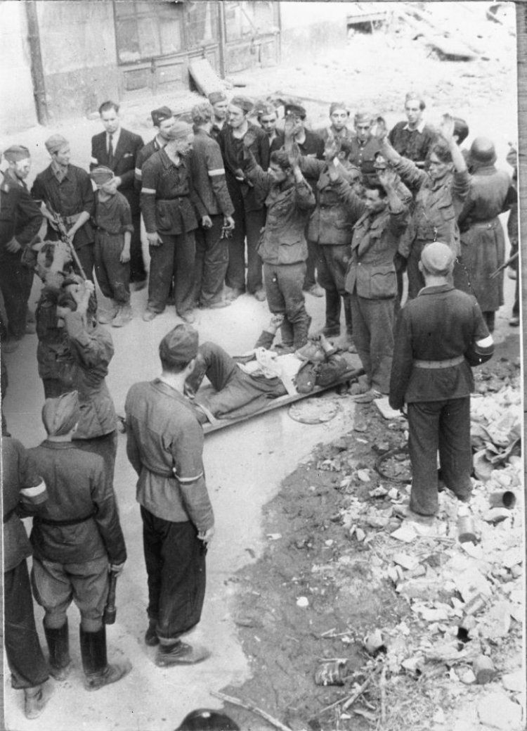 Zdobycie gmachu PAST-y przez powstańców. Warszawa, 20.08.1944. Fot. PAP/CAF