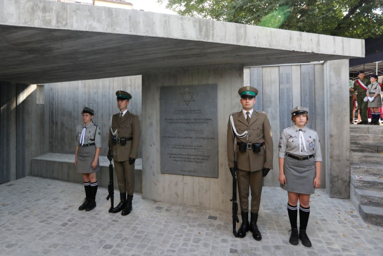 Pomnik z nazwiskami 12 tys. Żydów, ofiar Zagłady, odsłonięty uroczyście na Skwerze Pamięci Ofiar Holokaustu w Nowym Sączu. Fot. PAP/G. Momot