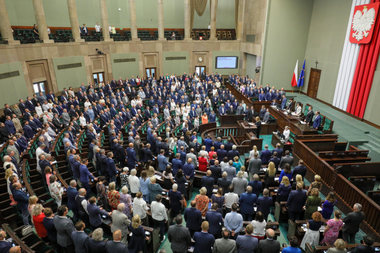 Posłowie uczcili pamięć ofiar Rzezi Woli. Złożenie hołdu zamordowanej między 5 a 7 sierpnia 1944 r. ludności cywilnej zainicjowała wicemarszałek Małgorzata Gosiewska, która przypomniała o wydarzeniach z pierwszych dni Powstania Warszawskiego. Fot. PAP/P. Supernak