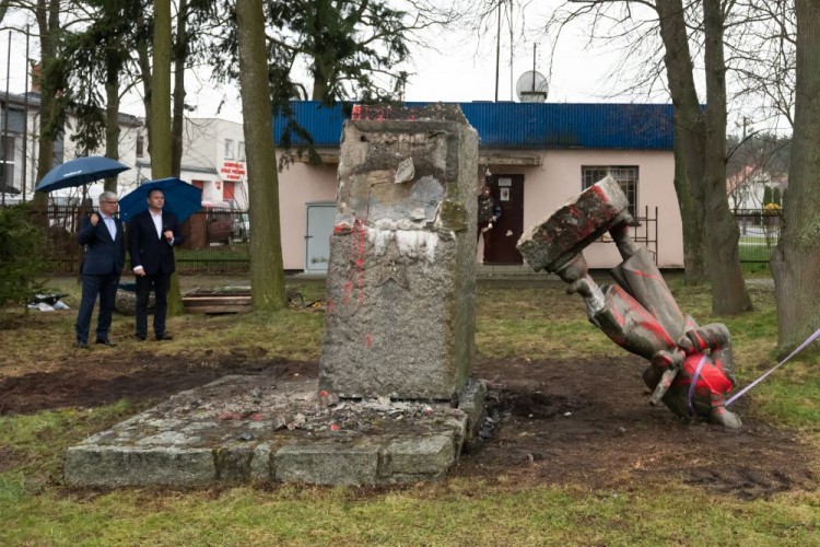 Prezes Instytutu Pamięci Narodowej Karol Nawrocki (2L) i wójt Gminy Siedlec Jacek Kolesiński (L) podczas demontażu pomnika czerwonoarmisty. Siedlec, 20.04.2022. Fot. PAP/J. Kaczmarczyk