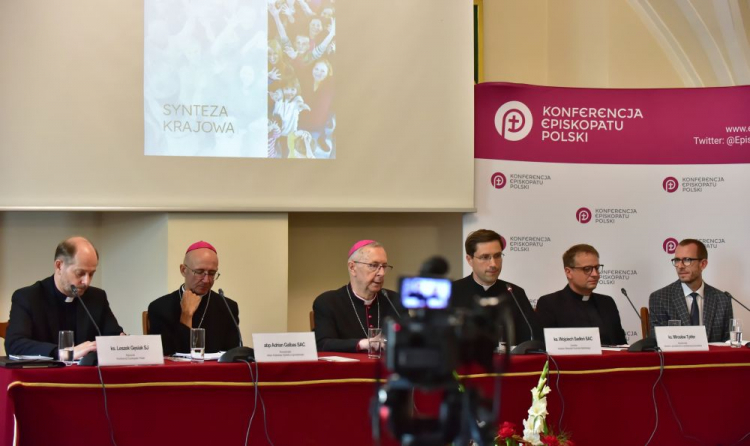 Przewodniczący KEP abp Stanisław Gądecki (3L), rzecznik KEP ks. Leszek Gęsiak (L), koordynator etapu krajowego synodu o synodalności abp Adrian Galbas (2L), dyrektor Instytutu Statystyki Kościoła Katolickiego Wojciech Sadłoń (3P), koordynator procesu synodalnego, jakie w archidiecezji poznańskiej ks. Mirosław Tykfer (2P) i delegat kościoła w Polsce na otwarcie synodu o synodalności w Watykanie prof. Aleksander Bańka (P). Częstochowa, 25.08.2022. Fot. PAP/W. Deska