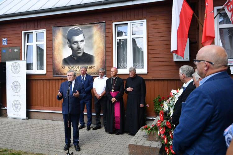 Wicepremier, minister kultury i dziedzictwa narodowego Piotr Gliński (L) podczas obchodów 46. rocznicy męczeńskiej śmierci Sługi Bożego ks. Romana Kotlarza w miejscowości Trablice. Fot. PAP/P. Polak