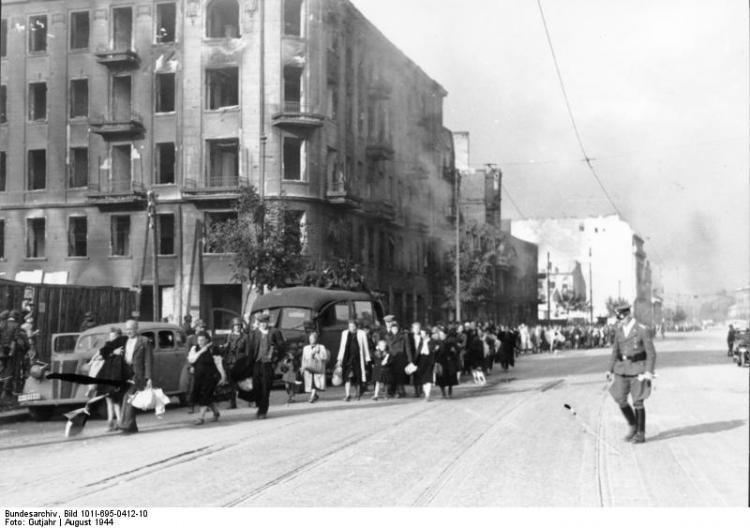 Warszawa. Ludność cywilna Woli prowadzona przez Niemców ulicą Wolską, przypuszczalnie w pierwszych dniach sierpnia 1944 r. podczas tzw. Rzezi Woli. Fot. Bundesarchiv. Źródło: Wikimedia Commons