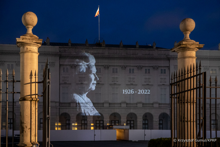 Wizerunek Elżbiety II na fasadzie Pałacu Prezydenckiego. Źródło: Prezydent.pl