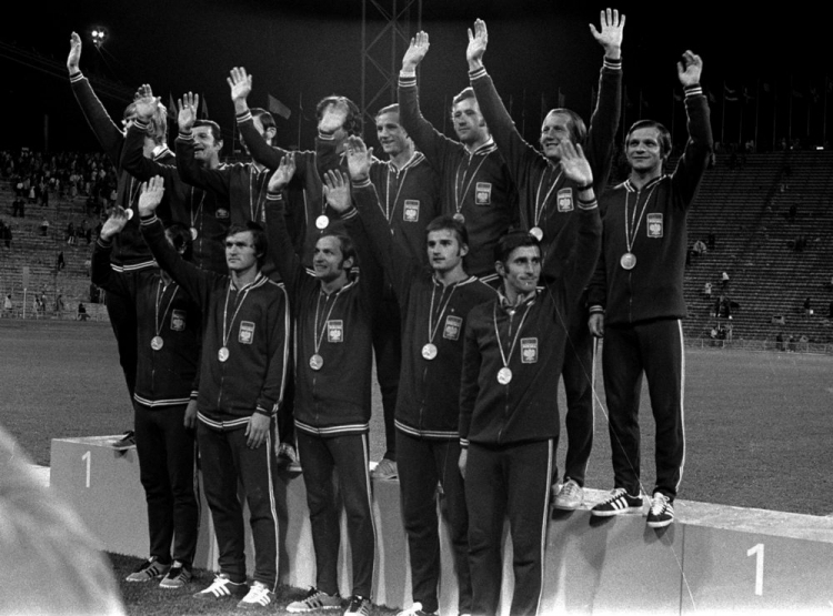 Igrzyska olimpijskie w Monachium: piłkarska reprezentacja Polski podczas dekoracji złotym medalem. Rząd górny, od lewej: Jerzy Gorgoń, Hubert Kostka, Kazimierz Deyna, Marian Ostafiński, Jerzy Kraska, Antoni Szymanowski, Robert Gadocha, Zygfryt Szołtysik; w rzędzie dolnym od lewej: Zygmunt Anczok, Włodzimierz Lubański, Zygmunt Maszczyk, Zbigniew Gut i Lesław Ćmikiewicz . Fot. PAP/Archiwum