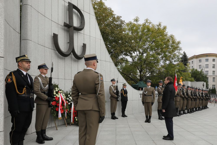 Warszawa, 27.09.2022. Szef Gabinetu Prezydenta RP Paweł Szrot (P) podczas obchodów 83. rocznicy powstania Polskiego Państwa Podziemnego, 27 bm. przed pomnikiem Armii Krajowej i Polskiego Państwa Podziemnego w Warszawie. Fot. PAP/P. Supernak