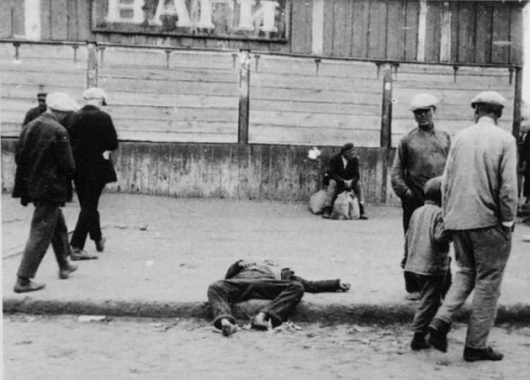 Ulica w Charkowie, 1932 r. Przechodnie mijają zmarłych z głodu ludzi. Źródło: Wikipedia Commons
