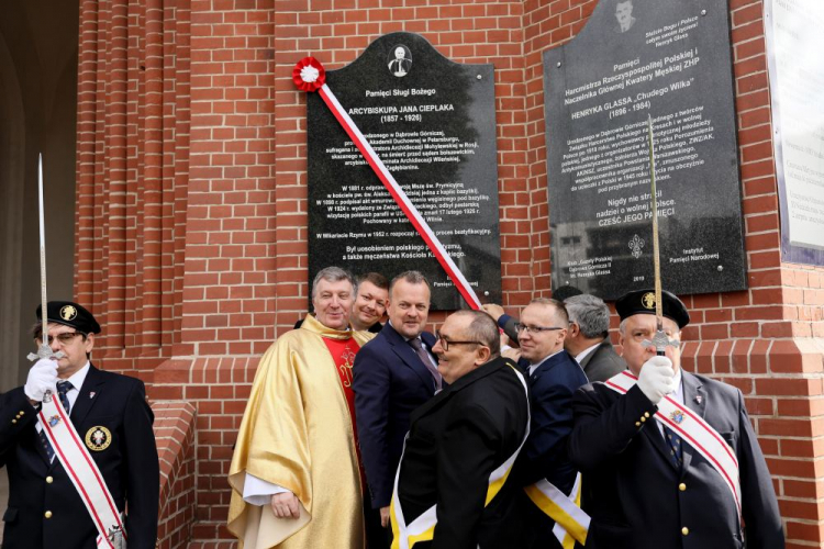 Odsłonięcie tablicy upamiętniającej arcybiskupa Jana Cieplaka na fasadzie bazyliki pw. NMP Anielskiej w Dąbrowie Górniczej. Fot. PAP/T. Wiktor