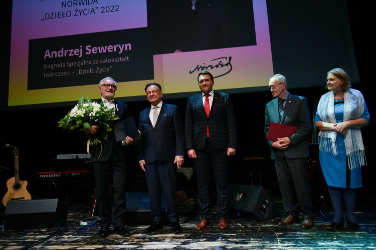  Laureat nagrody "Dzieło Życia" za całokształt twórczości, aktor Andrzej Seweryn (L), wiceprzewodniczący Sejmiku Województwa Mazowieckiego Marcin Podsędek (C), członkini kapituły plastycznej Jadwiga Zakrzewska (P) i marszałek województwa mazowieckiego Adam Struzik (2L) na gali nagród im. Norwida 2022 w Teatrze Polskim im. Arnolda Szyfmana w Warszawie. Fot. PAP/M. Obara