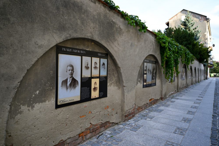 Wystawa plenerowa „Berl Henner, pierwszorzędny galicyjski fotograf” w Jarosławiu. Fot. PAP/D. Delmanowicz