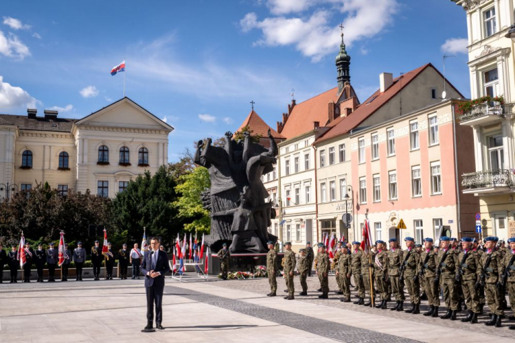 Premier Mateusz Morawiecki podczas uroczystości upamiętniających ofiary niemieckich zbrodni popełnionych jesienią 1939 roku w Bydgoszczy. 03.09.2022. Fot. PAP/T. Żmijewski