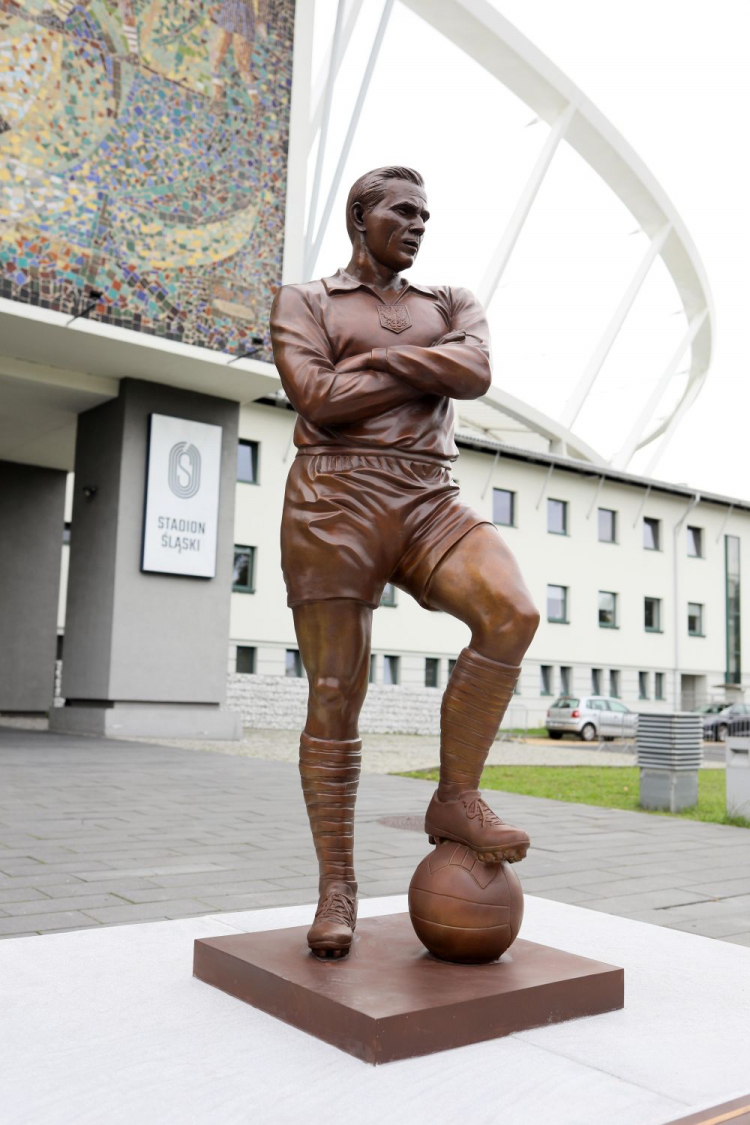 Chorzów, 13.09.2022. Pomnik piłkarza Ruchu Chorzów i reprezentacji Polski Gerarda Cieślika w Chorzowie. Dziś przed Stadionem Śląskim odbyła się ceremonia odsłonięcia pomnika. Fot. PAP/T. Wiktor