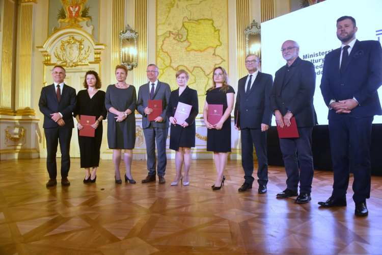 Wiceminister kultury, generalny konserwator zabytków Jarosław Sellin (L) i powołani na członków Rady Odbudowy Pałacu Saskiego: Marlena Happach (2L), Małgorzata Omilanowska-Kiljańczyk (3L), Wojciech Fałkowski (4L), Izabela Bogucka (5L), prof. Tadeusz Wolsza (3P), Jadwiga Lesisz (4P), Piotr Walkowiak (2P) i Michał Laszczkowski (P). Fot. PAP/R. Pietruszka