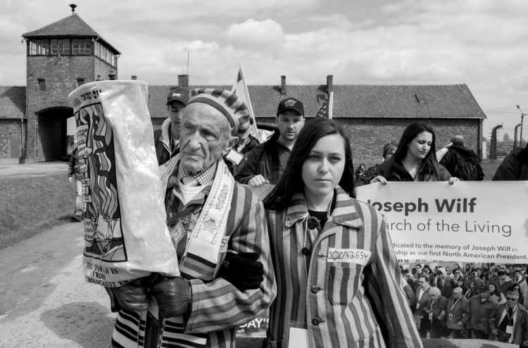 Edward Mosberg wraz ze swoją wnuczką Jordaną Karger uczestniczy w 26. Marszu Żywych na terenie b. niemieckiego obozu Auschwitz. 2017 r. Fot. PAP/A. Grygiel 