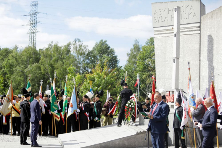 Premier Mateusz Morawiecki (2L) podczas uroczystości przed Pomnikiem Porozumienia Jastrzębskiego. Jastrzębie-Zdrój, 03.09.2022. Fot. PAP/T. Wiktor