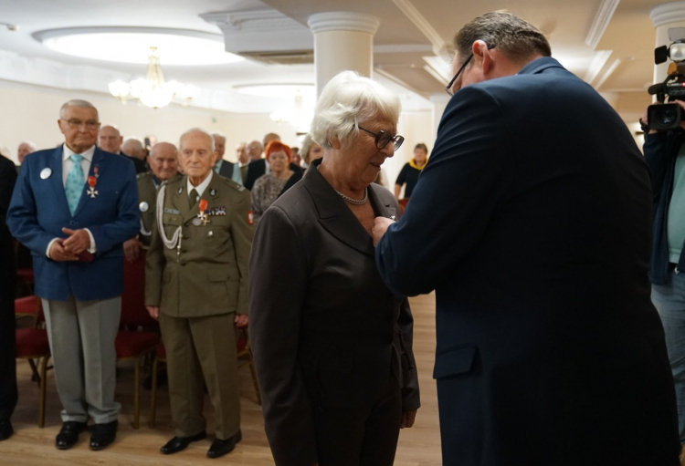 Podczas jubileuszowego XXX Zjazdu Jaworzniaków w uznaniu zasług m.in. w kultywowaniu pamięci o walce o niepodległość Ojczyzny szef UdSKiOR uhonorował działaczy ze Związku Młodocianych Więźniów Politycznych lat 1944–1956 medalami Pro Bono Poloniae i Pro Patria. Źródło: www.twitter.com/Kombatanci