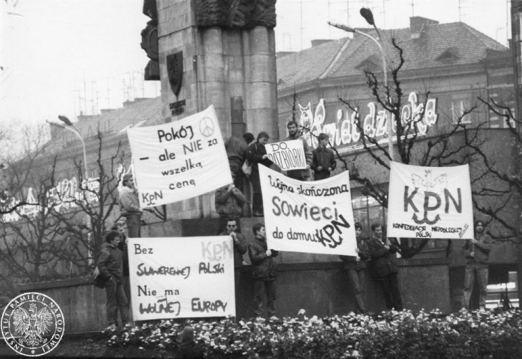 Manifestacja członków KPN. 07.11.1989. Fot. z zasobu Archiwum IPN
