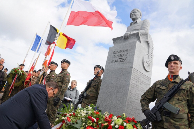 Uroczystość odsłonięcia pomnika generała Stanisława Maczka w Terneuzen. Źródło: Urząd do Spraw Kombatantów i Osób Represjonowanych