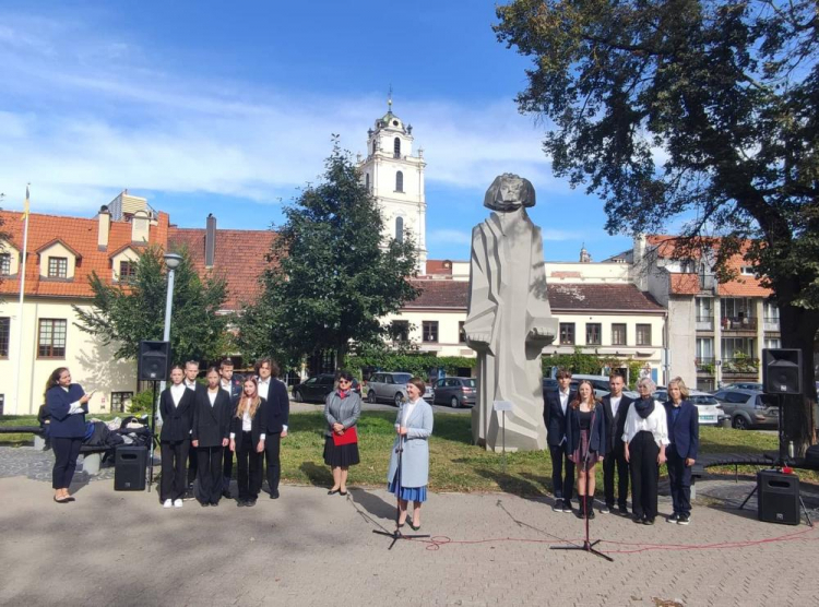 Pomnik Adama Mickiewicza przed ambasadą RP w Wilnie. Fot. Instytut Polski w Wilnie