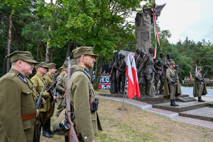 Uroczystość odsłonięcia Pomnika Żołnierzy Wyklętych Niezłomnych w Mielcu. Fot. PAP/D. Delmanowicz