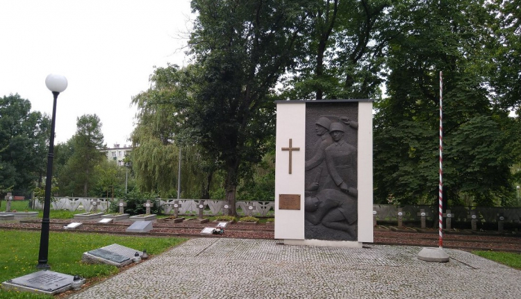 Obelisk upamiętniający 18 żołnierzy Wojska Polskiego, którzy polegli między 1 i 3 września 1939 r. m.in. broniąc fortów w Węgierskiej Górce na Żywiecczyźnie przed Niemcami. Źródło: IPN oddział Katowice