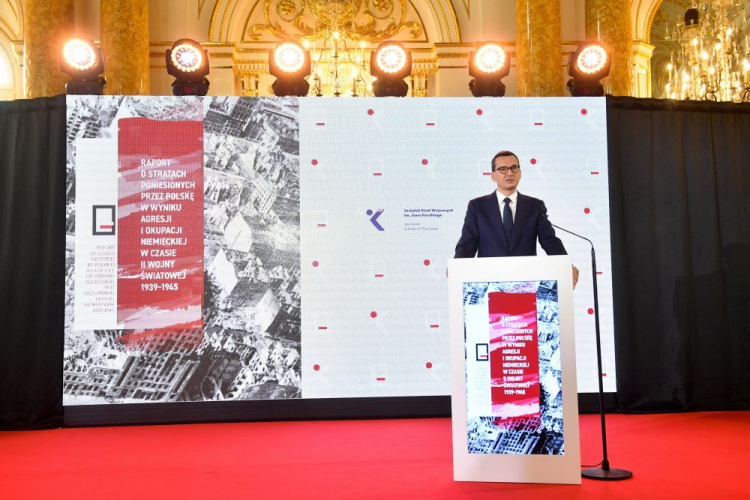 Premier Mateusz Morawiecki podczas prezentacji raportu o stratach poniesionych przez Polskę w wyniku agresji i okupacji niemieckiej w czasie II wojny światowej. Fot. PAP/R. Pietruszka