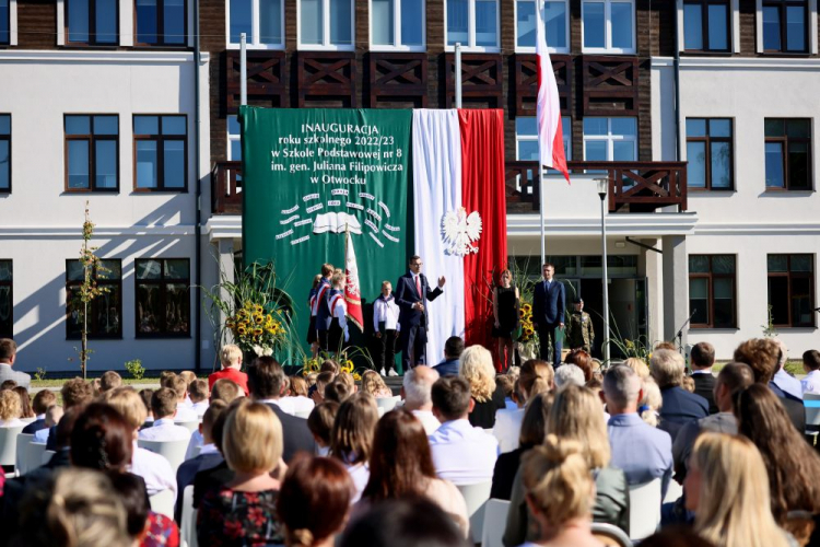 Premier Mateusz Morawiecki (C) podczas uroczystej inauguracji roku szkolnego 2022/2023 w Szkole Podstawowej nr 8 im. gen. Juliana Filipowicza w Otwocku. Fot. PAP/L. Szymański