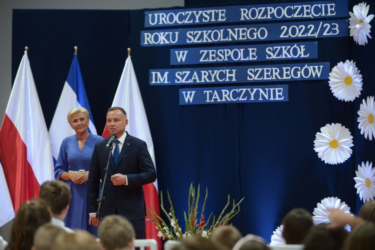 Prezydent RP Andrzej Duda (P) oraz pierwsza dama Agata Kornhauser–Duda (L) podczas inauguracji roku szkolnego 2022/2023 w Zespole Szkół im. Szarych Szeregów w Tarczynie. Fot. PAP/M. Obara