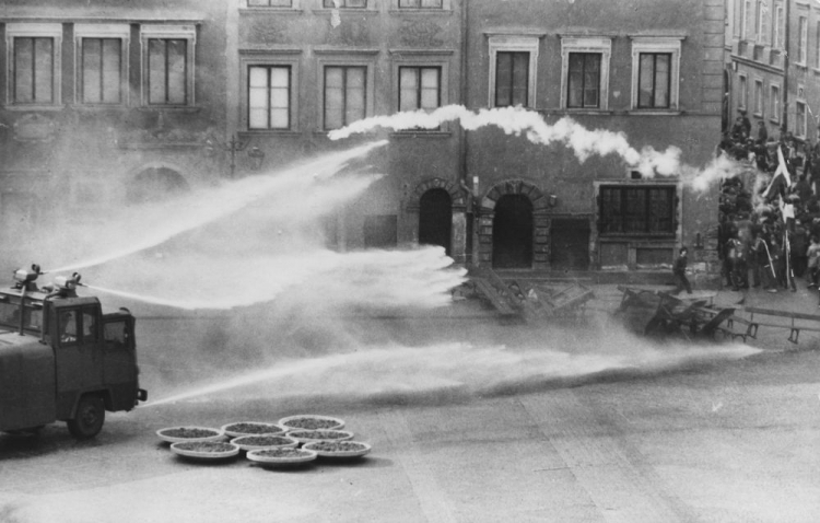 Rozruchy na Starym Mieście w rocznicę podpisania Porozumień Sierpniowych. Warszawa, 31.08.1982. Fot. PAP/CAF/T. Walczak