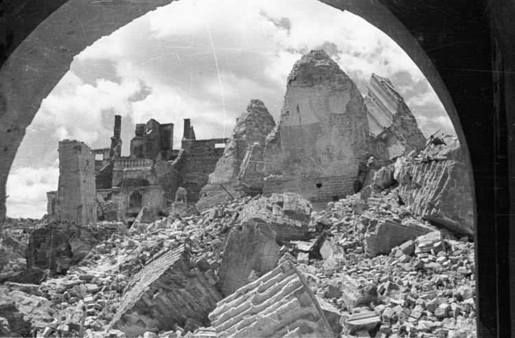 Warszawa, 1946. Widok na ruiny Starego Miasta z bramy domu przy ul. Jezuickiej. Fot. PAP/J. Baranowski