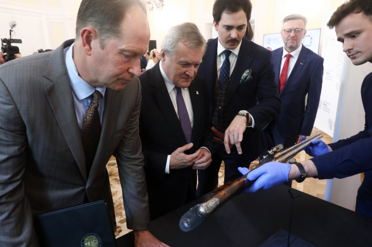 Wicepremier, minister kultury i dziedzictwa narodowego Piotr Gliński (2L), ambasador USA w Polsce Mark Brzezinski (L) i dyrektor Muzeum Historii Polski Robert Kostro (4L) na uroczystej prezentacji odzyskanej strzelby myśliwskiej hrabiego Wincentego Krasińskiego. Fot. PAP/T. Gzell