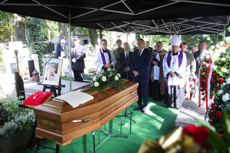 Uroczystości pogrzebowe Wandy Szajowskiej na cmentarzu Salwatorskim w Krakowie. Fot. PAP/Ł. Gągulski