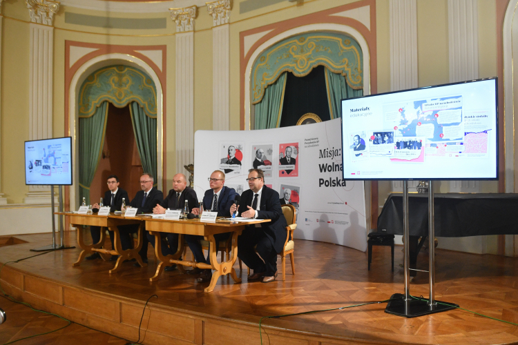 Sekretarz stanu w Kancelarii Prezesa Rady Ministrów Jan Dziedziczak (C), prezes zarządu Fundacji „Pomoc Polakom na Wschodzie” Mikołaj Falkowski (2P), członek zarządu tejże fundacji Juliusz Szymczak-Gałkowski (P), Pełnomocnik Rządu ds. Ochrony Miejsc Pamięci Wojciech Labuda (L) i zastępca prezesa Instytutu Pamięci Narodowej Karol Polejowski (2L) podczas konferencji prasowej na Zamku Królewskim w Warszawie. Fot. PAP/R. Pietruszka